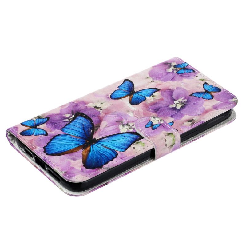 Lederhüllen iPhone 16 Pro Max Schmetterlinge Und Lila Blumen Mit Riemen